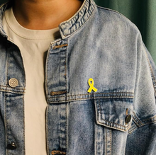 Cargar imagen en el visor de la galería, Pin lazo amarillo
